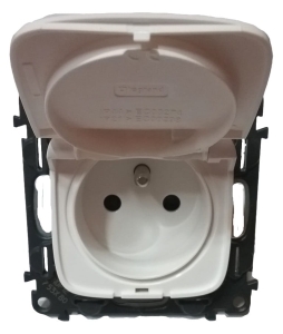 VALENA ALLURE Gniazdo 2P+Z z klapką IP21 białe