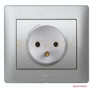 GNIAZDO 2P+Z METALIC z ramką METALIC 